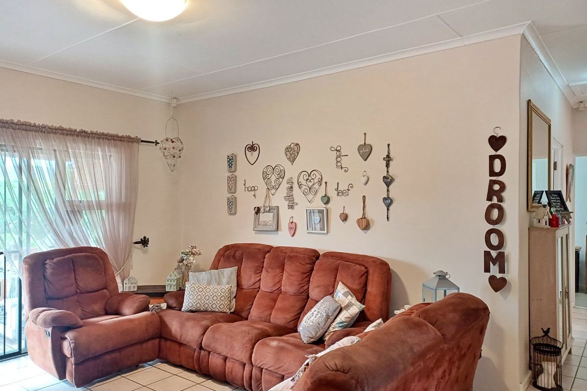 Charming 3 Bedroom Home with Expansive Potential - Photo 5