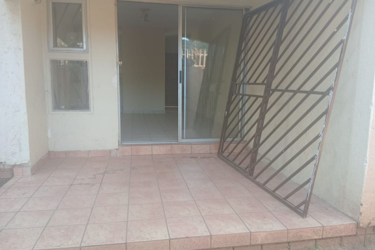 Ground floor 2 bedroom Town house at Palm Springs Complex - Photo 4