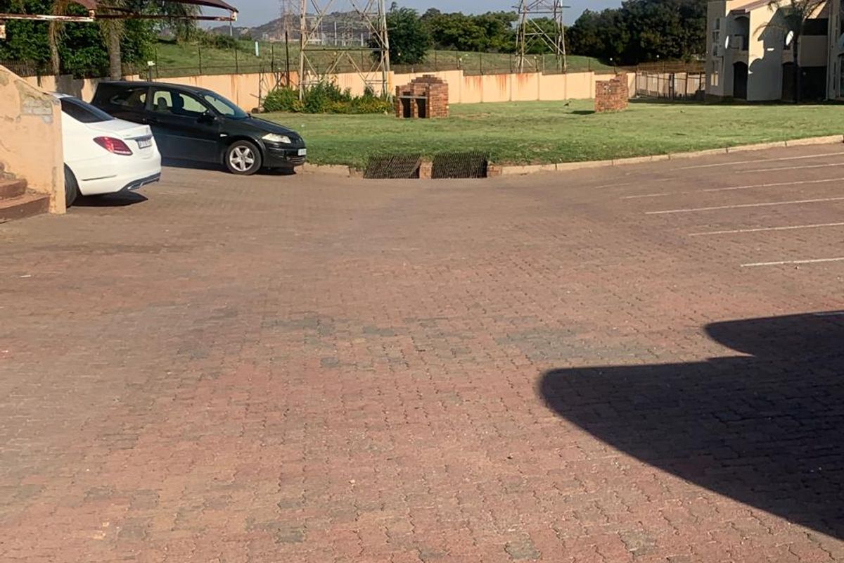 Ground floor 2 bedroom Town house at Palm Springs Complex - Photo 2