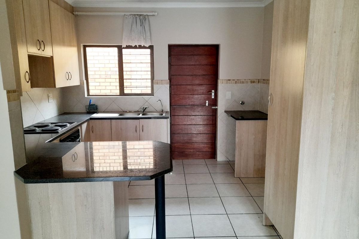 Townhouse For Sale In Eldoraigne Retirement Village - Photo 4