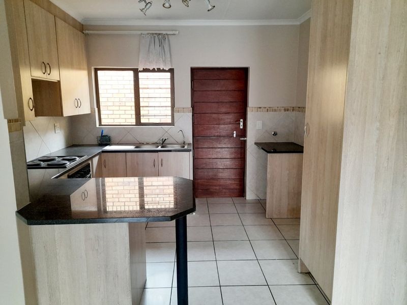 Townhouse For Sale In Eldoraigne Retirement Village - Photo 4