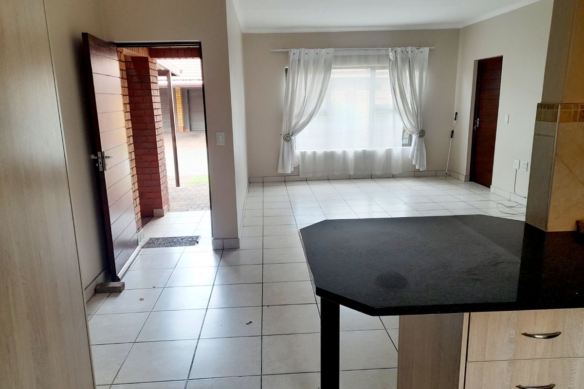 Townhouse For Sale In Eldoraigne Retirement Village - Photo 2