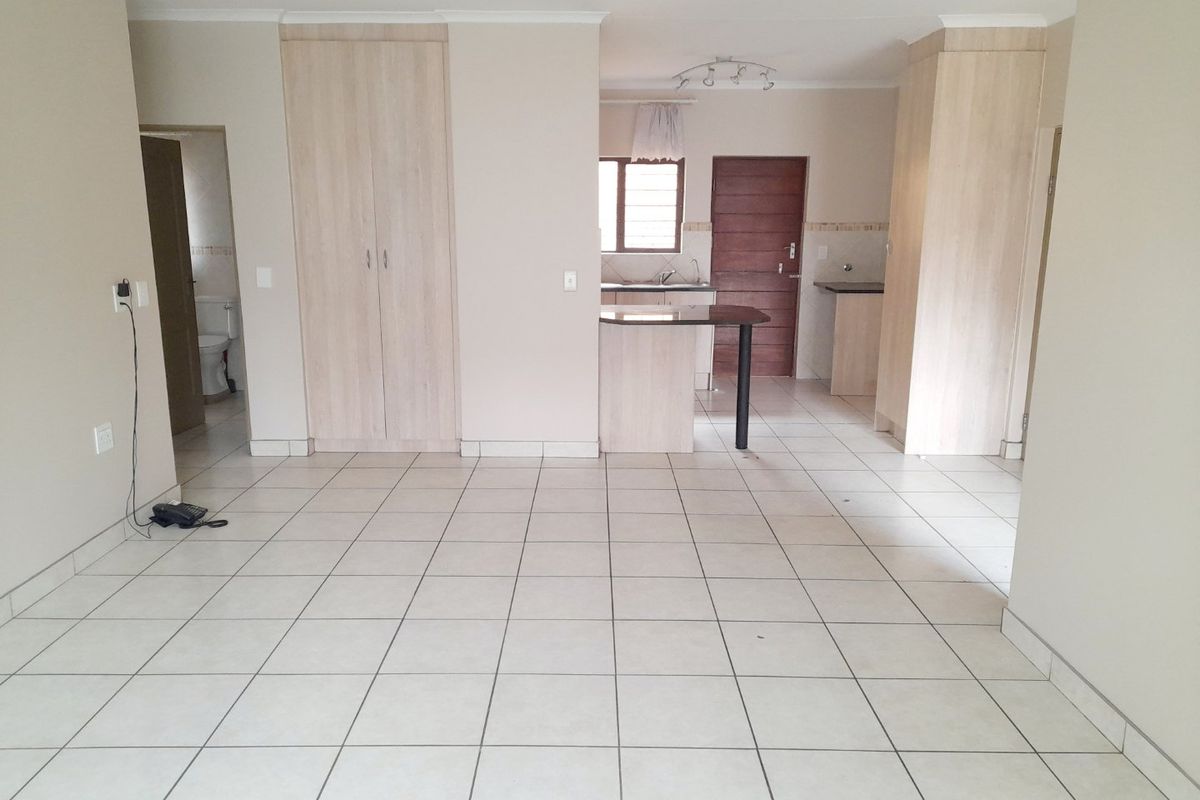 Townhouse For Sale In Eldoraigne Retirement Village - Photo 3