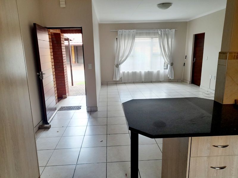 Townhouse For Sale In Eldoraigne Retirement Village - Photo 2