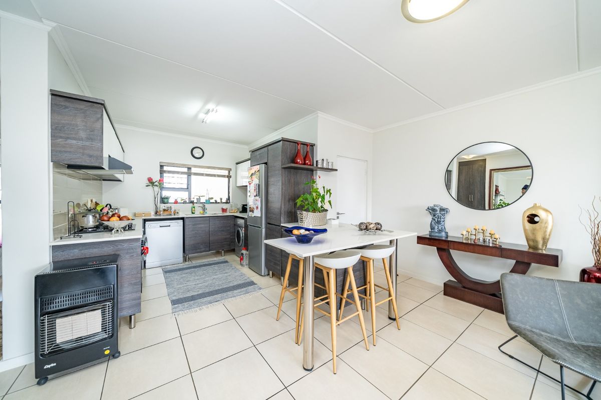 Immaculate 2 bedroom apartment for sale in Greenstone Hill. - Photo 2