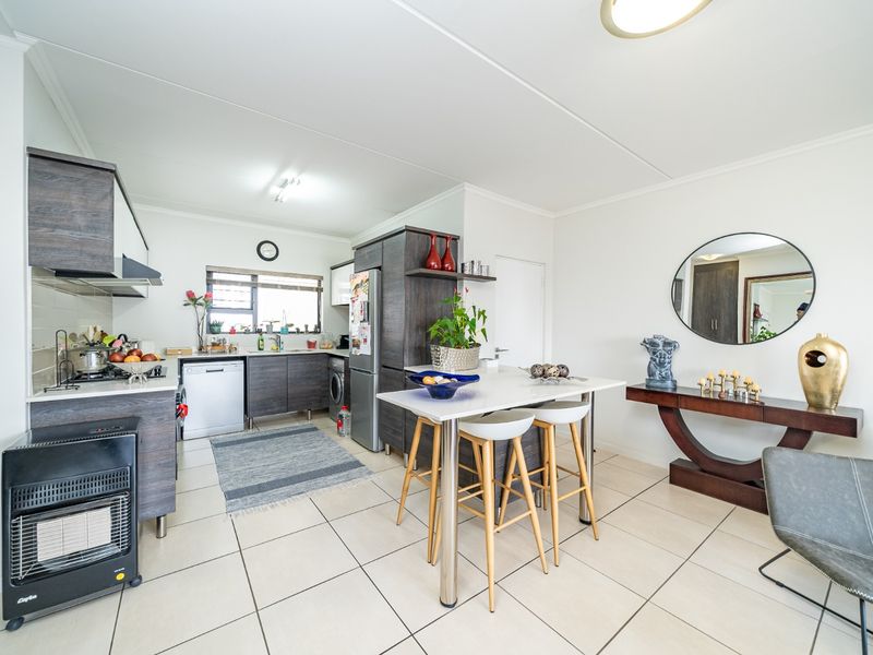 Immaculate 2 bedroom apartment for sale in Greenstone Hill. - Photo 2