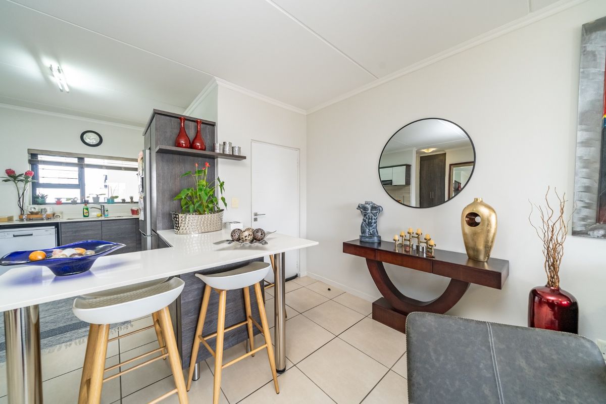 Immaculate 2 bedroom apartment for sale in Greenstone Hill. - Photo 3