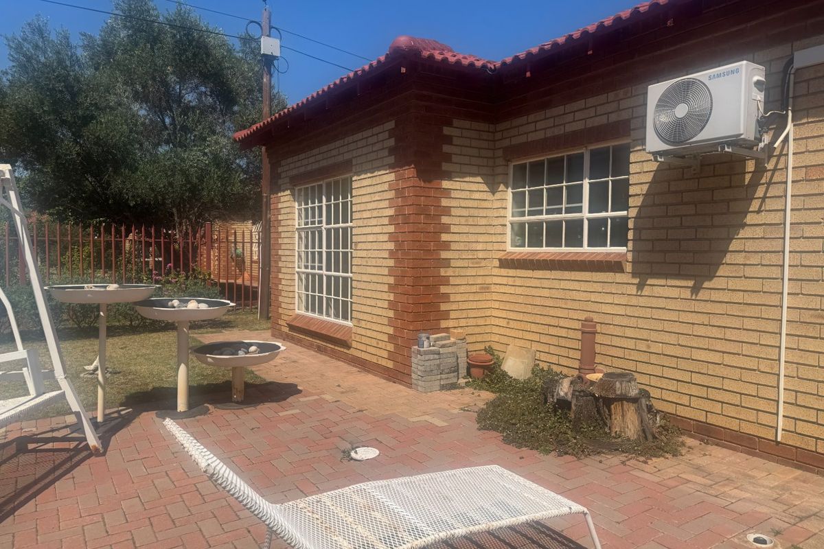 Upmarket Full Title Townhouse in Sought-After Security Estate - Photo 2