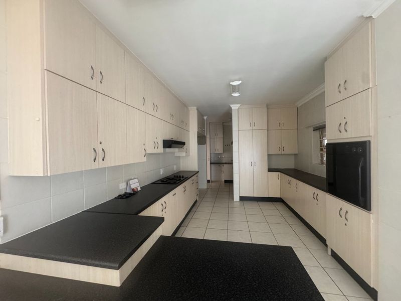 Upmarket Full Title Townhouse in Sought-After Security Estate - Photo 3