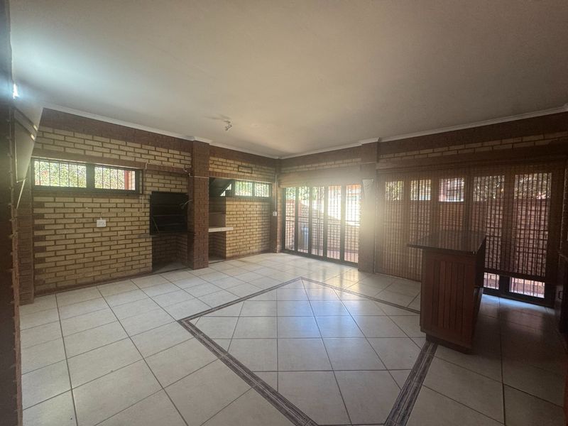 Upmarket Full Title Townhouse in Sought-After Security Estate - Photo 5