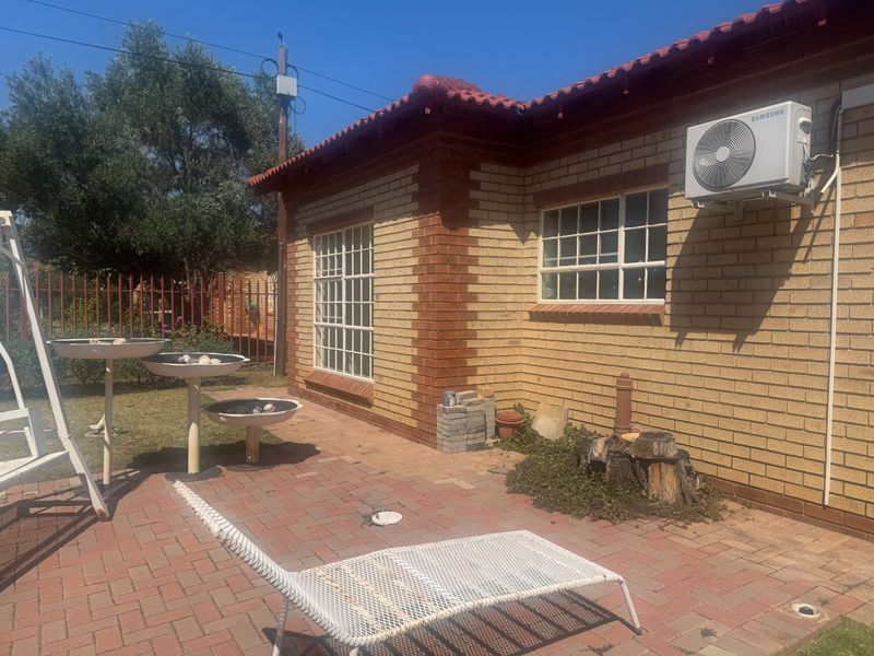 Upmarket Full Title Townhouse in Sought-After Security Estate - Photo 2