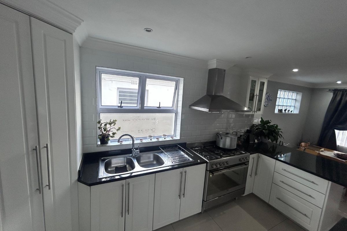 Three bedroom house with a two bedroom granny flat - Photo 5