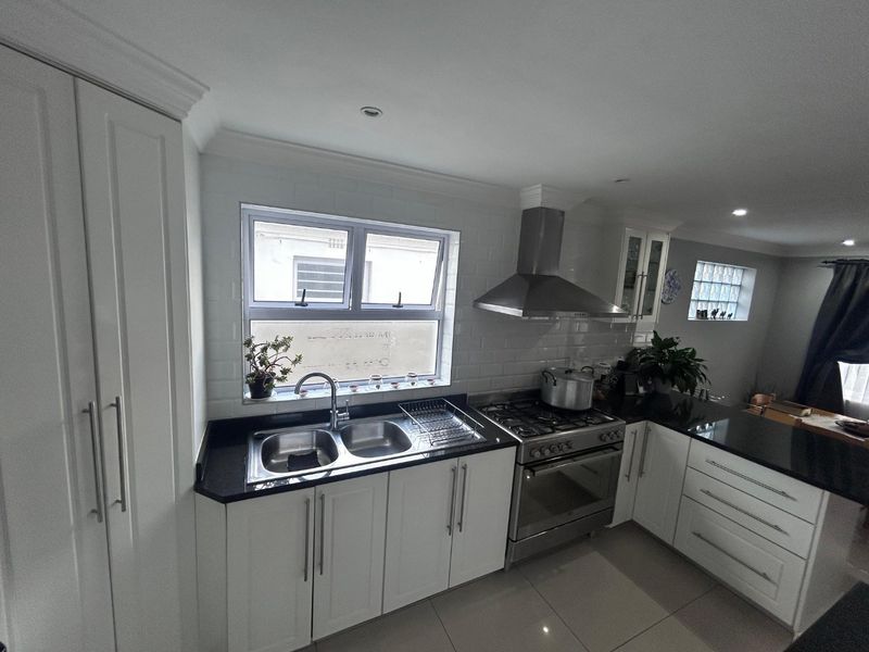 Three bedroom house with a two bedroom granny flat - Photo 5