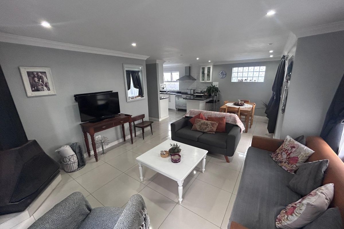 Three bedroom house with a two bedroom granny flat - Photo 3