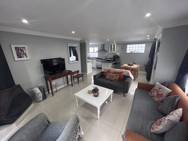 Three bedroom house with a two bedroom granny flat - Photo 3