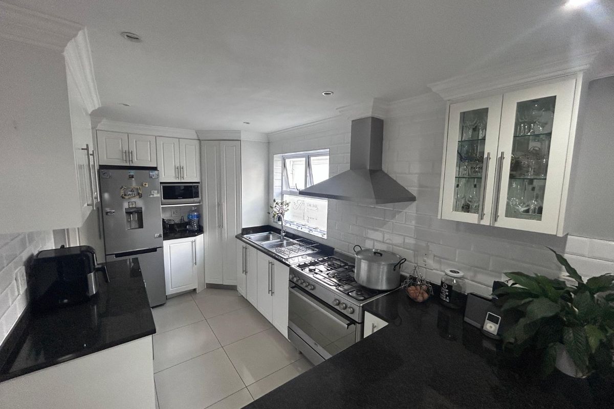 Three bedroom house with a two bedroom granny flat - Photo 4