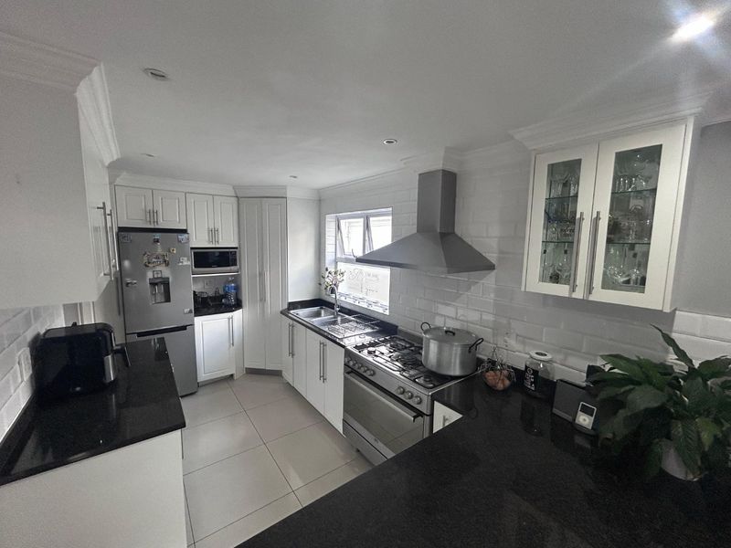 Three bedroom house with a two bedroom granny flat - Photo 4