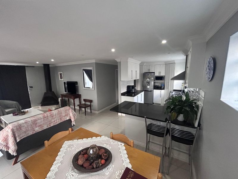 Three bedroom house with a two bedroom granny flat - Photo 7