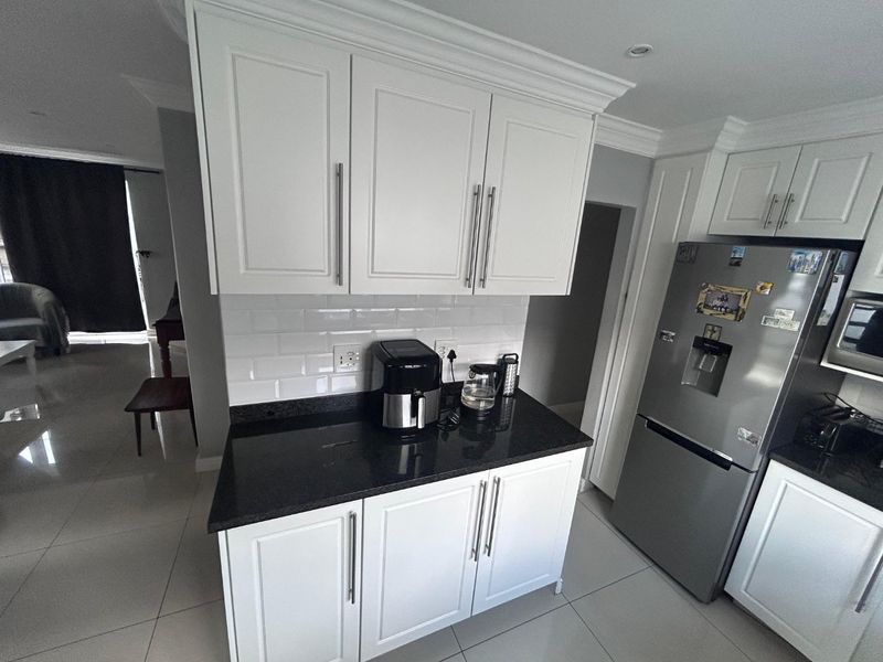 Three bedroom house with a two bedroom granny flat - Photo 6