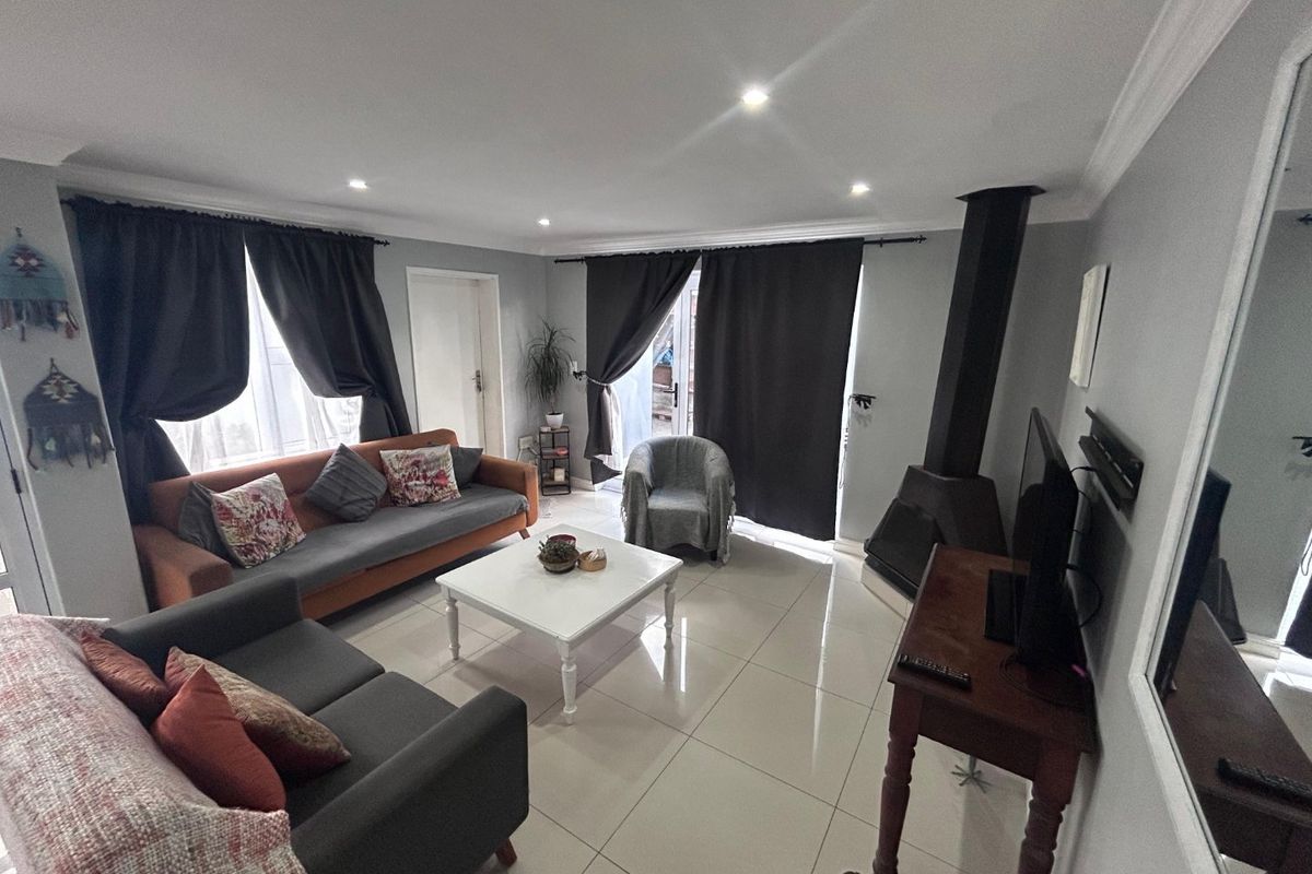 Three bedroom house with a two bedroom granny flat - Photo 2