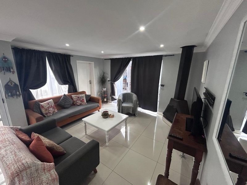 Three bedroom house with a two bedroom granny flat - Photo 2