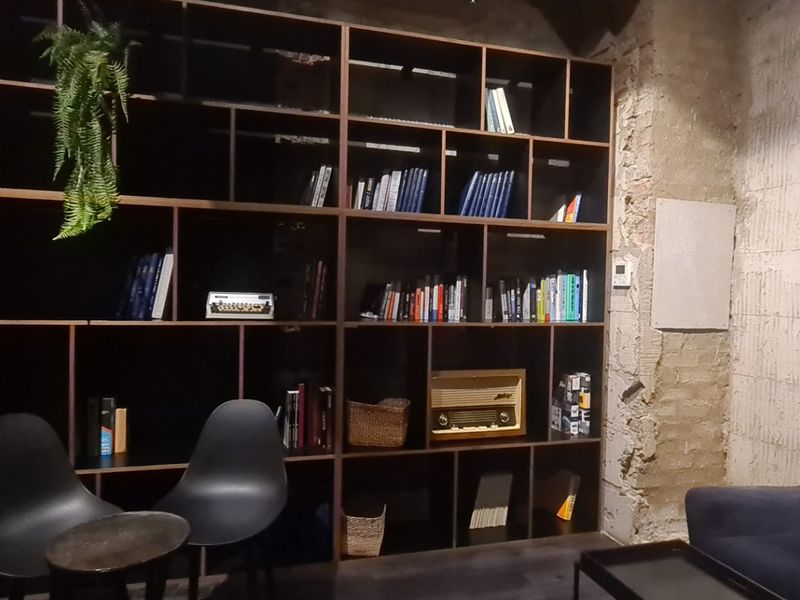 Spacious multi level 1 bed 1 bath apartment for sale in Sandown - Photo 9