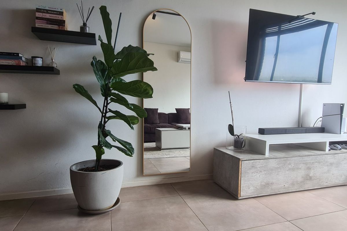 Spacious multi level 1 bed 1 bath apartment for sale in Sandown - Photo 2
