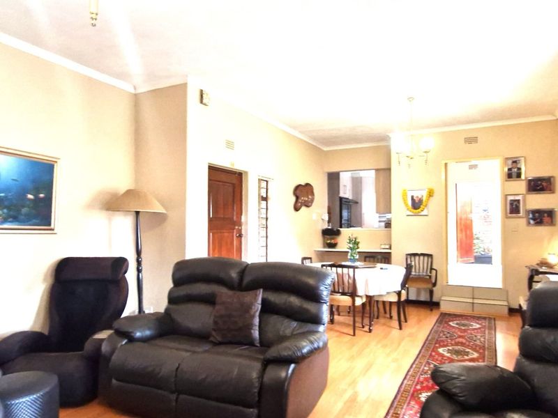 Gorgeous Modern Contemporary ,,,,,,,,,, 3 Bedrooms ,,2 Bathrooms, Double Garage Stunning Open Plan Townhouse - Photo 6