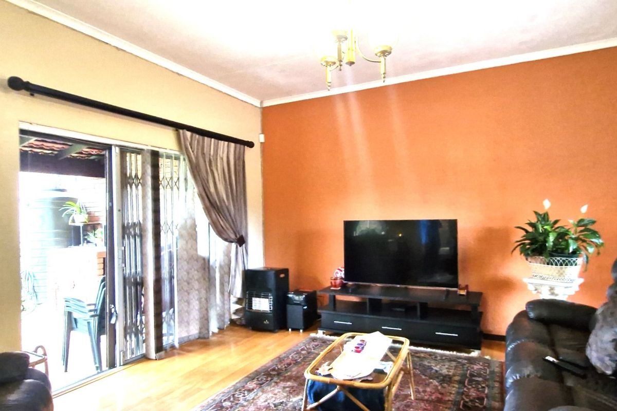 Gorgeous Modern Contemporary ,,,,,,,,,, 3 Bedrooms ,,2 Bathrooms, Double Garage Stunning Open Plan Townhouse - Photo 5