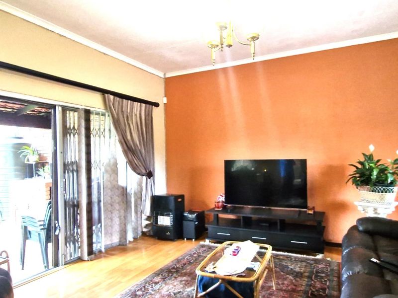 Gorgeous Modern Contemporary ,,,,,,,,,, 3 Bedrooms ,,2 Bathrooms, Double Garage Stunning Open Plan Townhouse - Photo 5