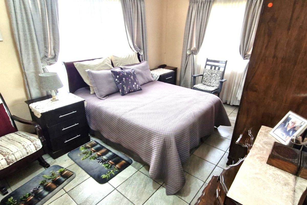 Gorgeous Modern Contemporary ,,,,,,,,,, 3 Bedrooms ,,2 Bathrooms, Double Garage Stunning Open Plan Townhouse - Photo 2