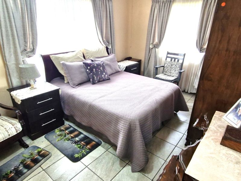 Gorgeous Modern Contemporary ,,,,,,,,,, 3 Bedrooms ,,2 Bathrooms, Double Garage Stunning Open Plan Townhouse - Photo 2