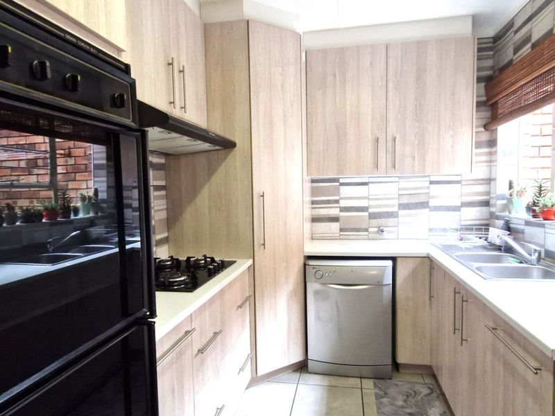 Gorgeous Modern Contemporary ,,,,,,,,,, 3 Bedrooms ,,2 Bathrooms, Double Garage Stunning Open Plan Townhouse - Photo 10