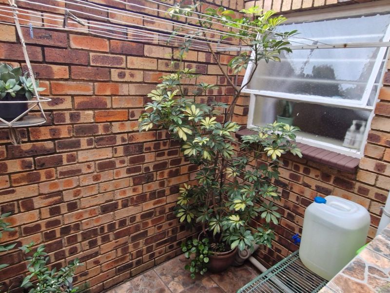 Gorgeous Modern Contemporary ,,,,,,,,,, 3 Bedrooms ,,2 Bathrooms, Double Garage Stunning Open Plan Townhouse - Photo 9