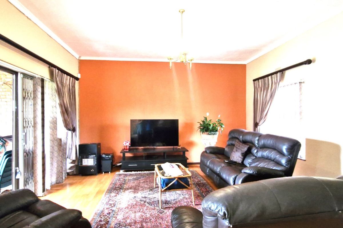 Gorgeous Modern Contemporary ,,,,,,,,,, 3 Bedrooms ,,2 Bathrooms, Double Garage Stunning Open Plan Townhouse - Photo 4