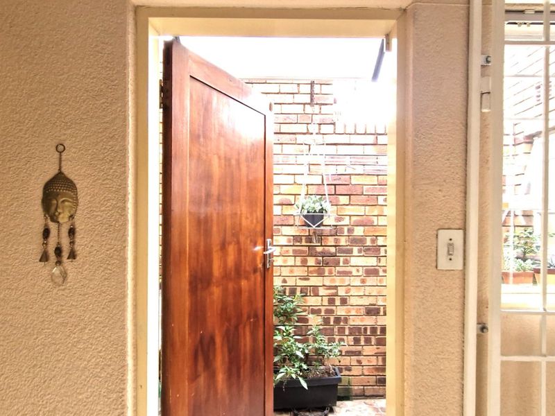 Gorgeous Modern Contemporary ,,,,,,,,,, 3 Bedrooms ,,2 Bathrooms, Double Garage Stunning Open Plan Townhouse - Photo 8