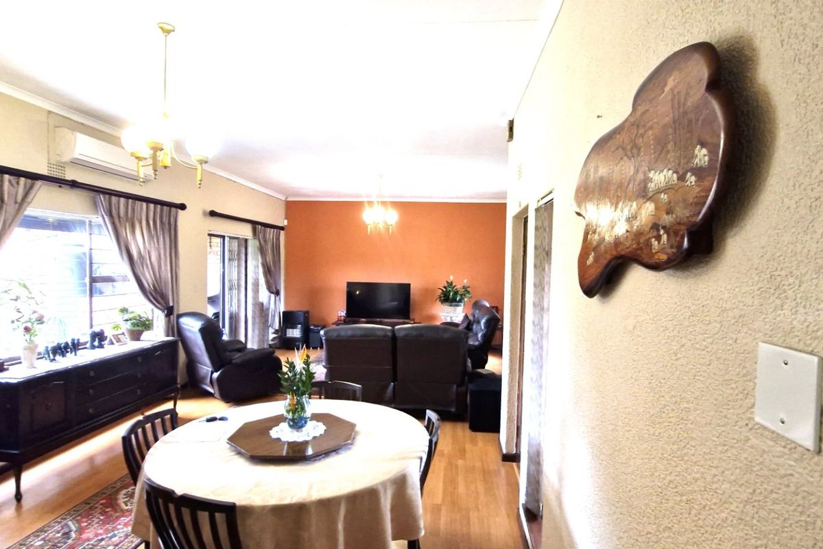 Gorgeous Modern Contemporary ,,,,,,,,,, 3 Bedrooms ,,2 Bathrooms, Double Garage Stunning Open Plan Townhouse - Photo 3