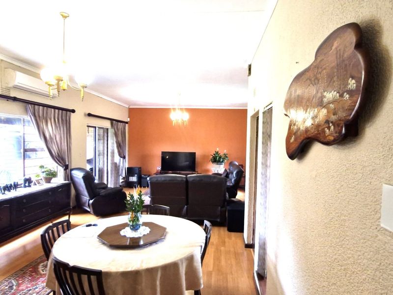 Gorgeous Modern Contemporary ,,,,,,,,,, 3 Bedrooms ,,2 Bathrooms, Double Garage Stunning Open Plan Townhouse - Photo 3