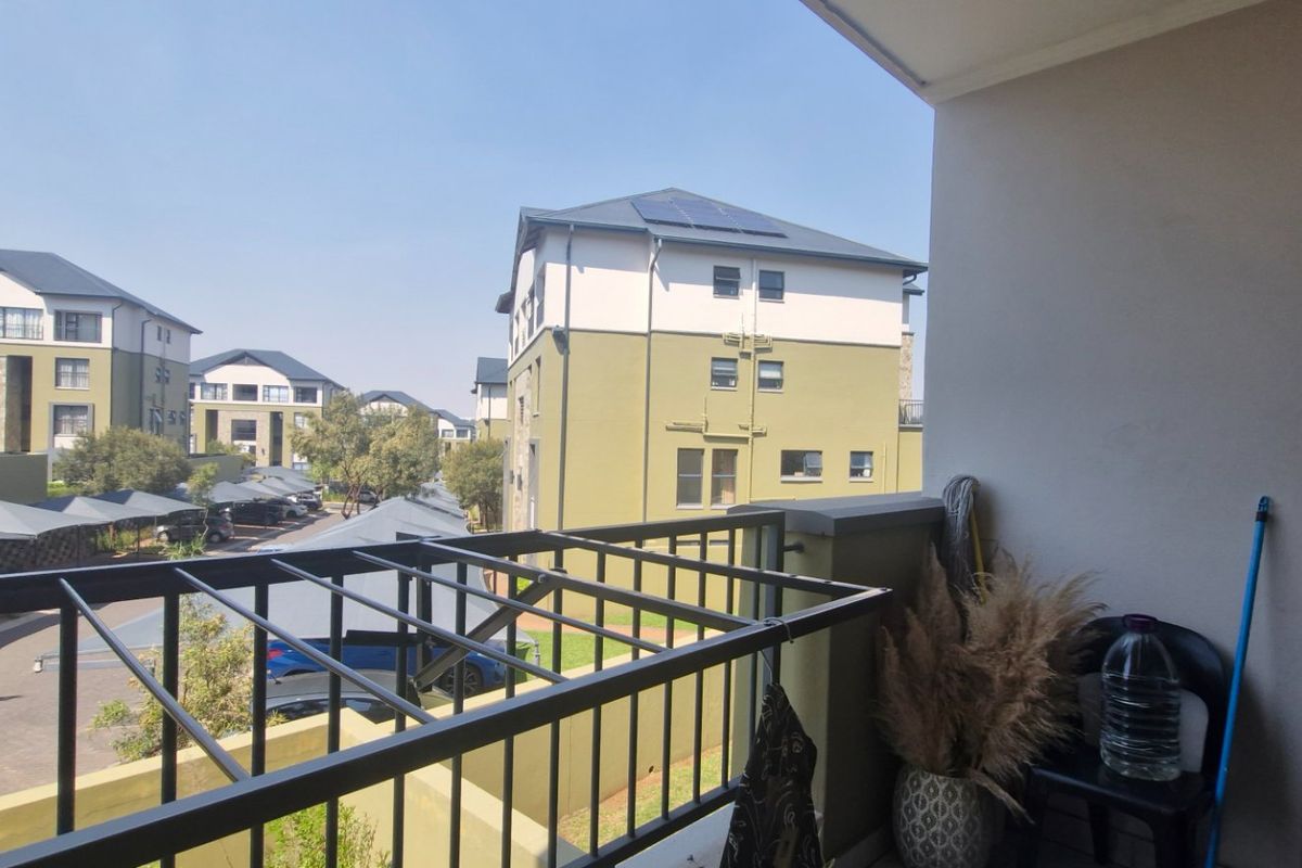 Gorgeous Modern Contemporary ,,,,,,,,,, 3 Bed  2  Bathroom Apartment in Waterfall Estate First Floor - Photo 3