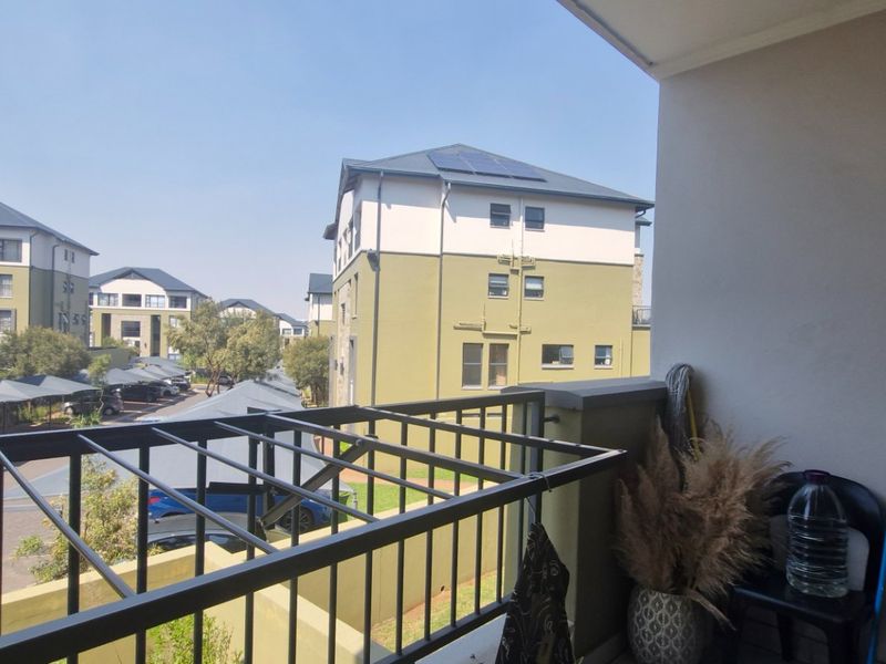 Gorgeous Modern Contemporary ,,,,,,,,,, 3 Bed  2  Bathroom Apartment in Waterfall Estate First Floor - Photo 3