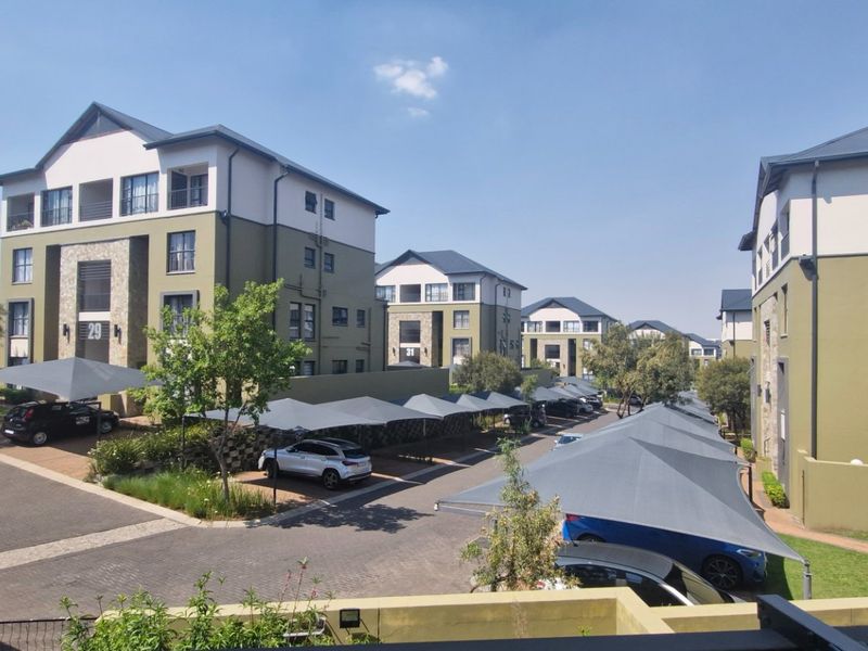 Gorgeous Modern Contemporary ,,,,,,,,,, 3 Bed  2  Bathroom Apartment in Waterfall Estate First Floor - Photo 5