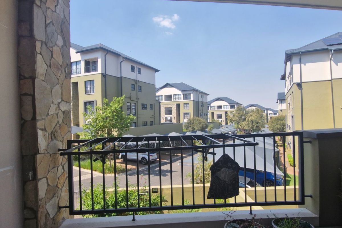 Gorgeous Modern Contemporary ,,,,,,,,,, 3 Bed  2  Bathroom Apartment in Waterfall Estate First Floor - Photo 4