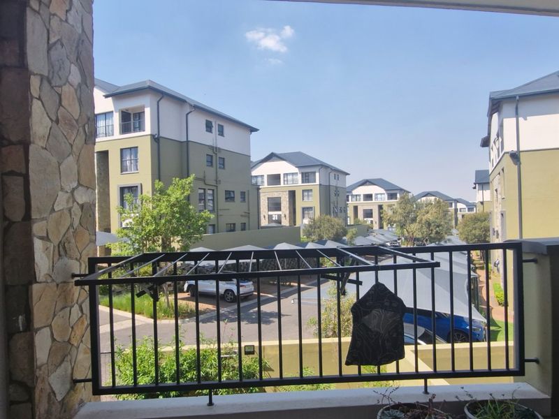 Gorgeous Modern Contemporary ,,,,,,,,,, 3 Bed  2  Bathroom Apartment in Waterfall Estate First Floor - Photo 4