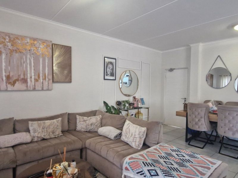 Gorgeous Modern Contemporary ,,,,,,,,,, 3 Bed  2  Bathroom Apartment in Waterfall Estate First Floor - Photo 10