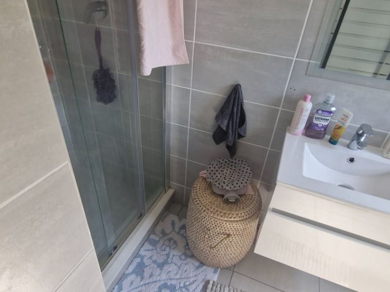 Gorgeous Modern Contemporary ,,,,,,,,,, 3 Bed  2  Bathroom Apartment in Waterfall Estate First Floor - Photo 9