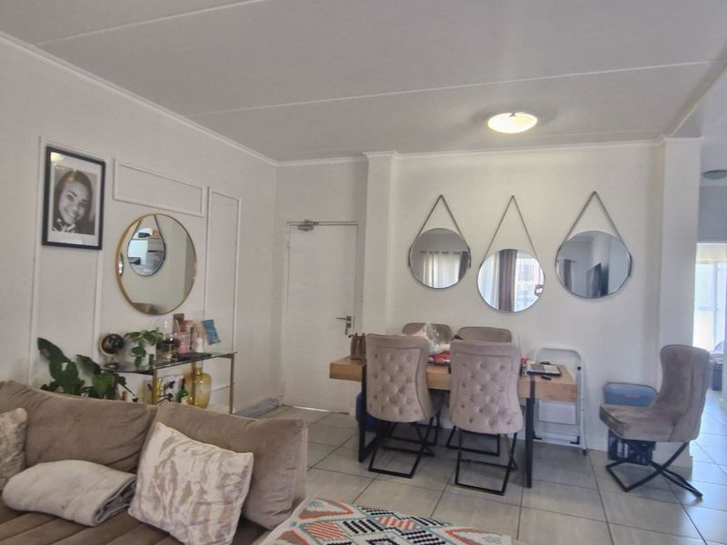 Gorgeous Modern Contemporary ,,,,,,,,,, 3 Bed  2  Bathroom Apartment in Waterfall Estate First Floor - Photo 6