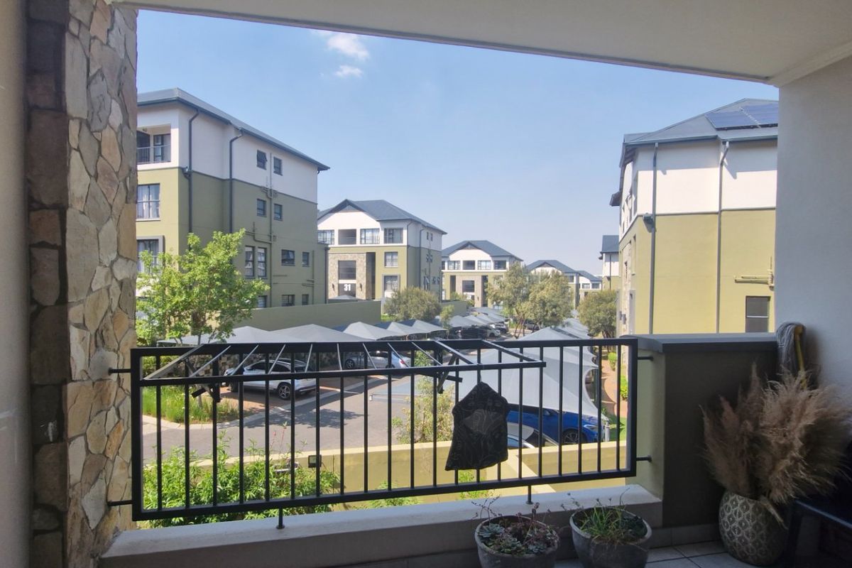 Gorgeous Modern Contemporary ,,,,,,,,,, 3 Bed  2  Bathroom Apartment in Waterfall Estate First Floor - Photo 2