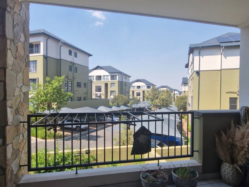 Gorgeous Modern Contemporary ,,,,,,,,,, 3 Bed  2  Bathroom Apartment in Waterfall Estate First Floor - Photo 2