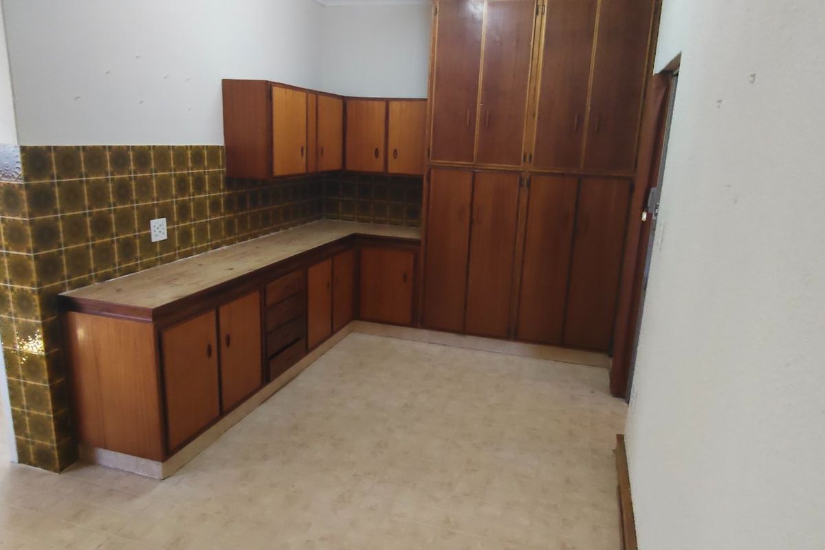 Spacious 3-Bedroom Flat in a Popular Suburb - Photo 4