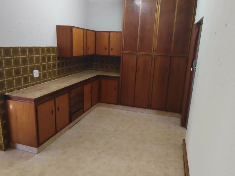 Spacious 3-Bedroom Flat in a Popular Suburb - Photo 4